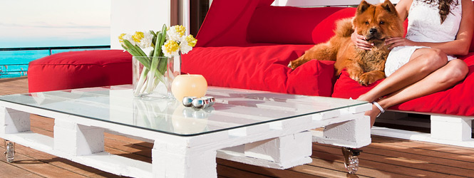 Mueble de palets | Mesa exterior blanca con cristal y ruedas